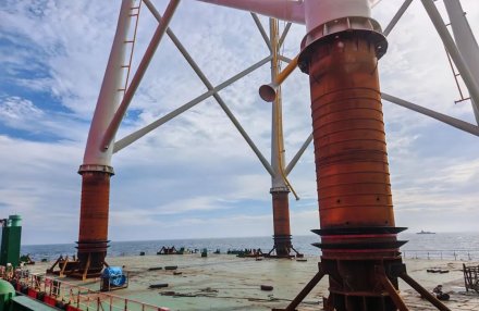 深海灌浆凝众志，首桩功成耀深蓝